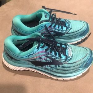 Brooks sneakers EUC